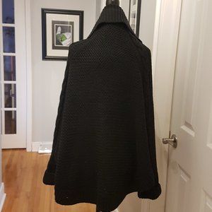 UGG BLACK SLEEVED CAPE SWEATER